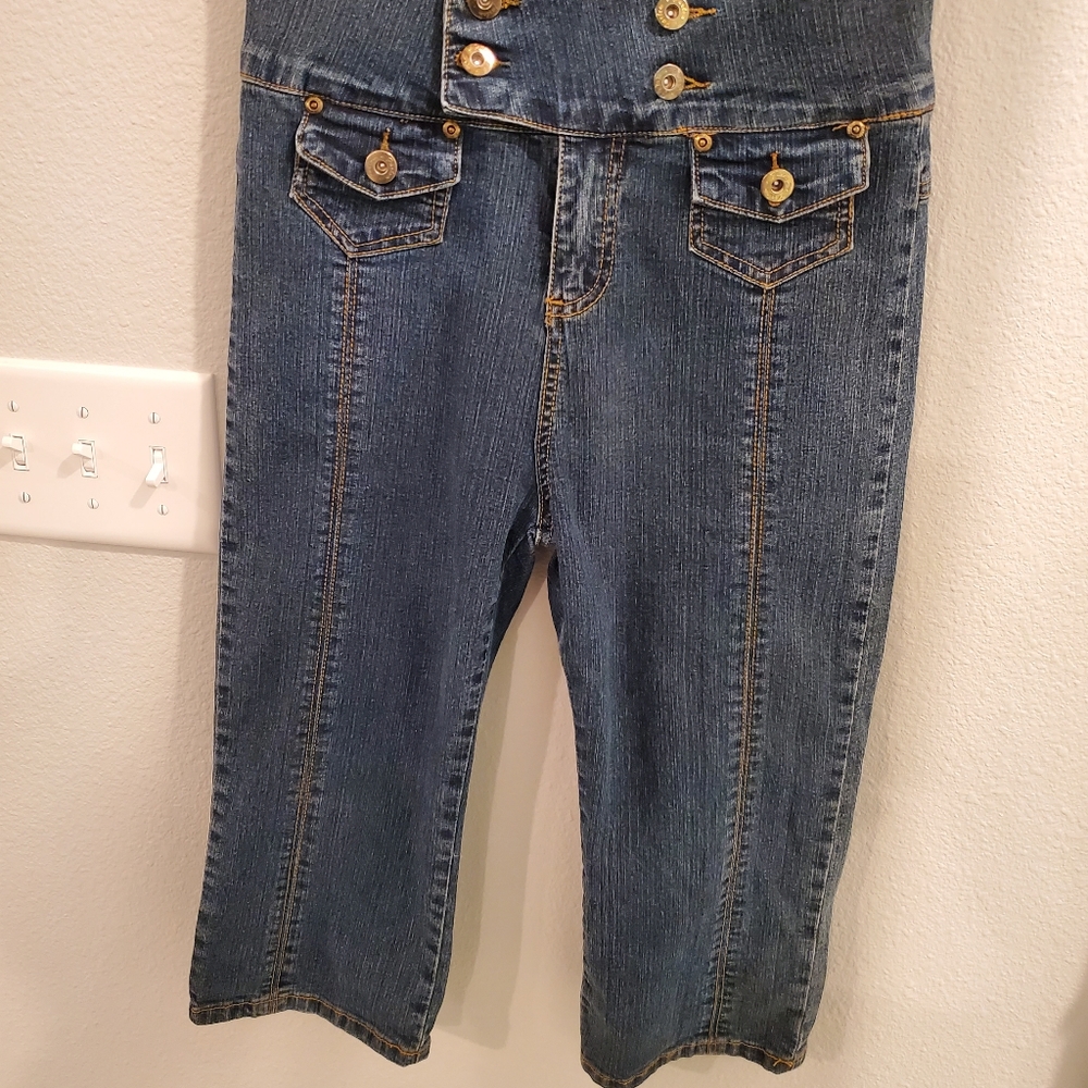 Blue Jeans Knee Lenght Jean Brand name is Farlous size 5.